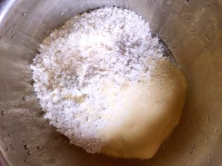 红糖谷物馒头,120g的面粉加入奶粉，倒入剩下的酵母溶液加适量水揉成面团（前面谷物面团里已经加入了糖，这里就不加了，太甜）