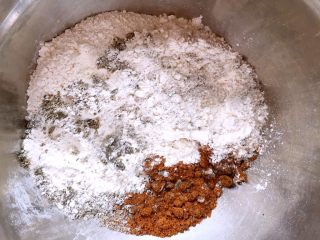 红糖谷物馒头,红糖、150g面粉加入磨好的谷物粉加水，一半的酵母溶液揉成面团