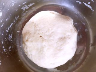 红糖谷物馒头,盖上保鲜膜发酵至两倍大