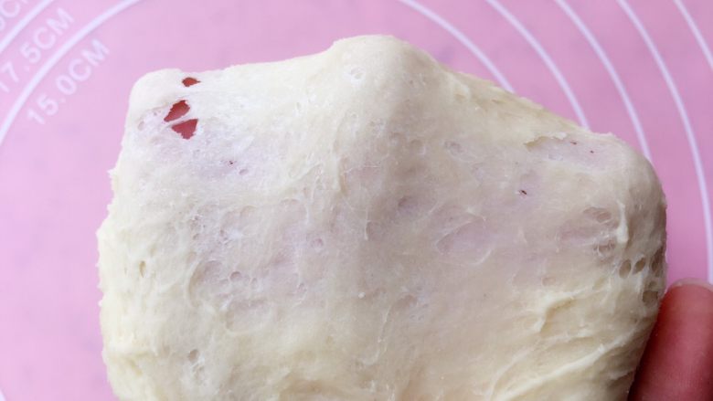 椰蓉面包,揉成光滑面抻开面团能拉出比较粗糙的薄膜；