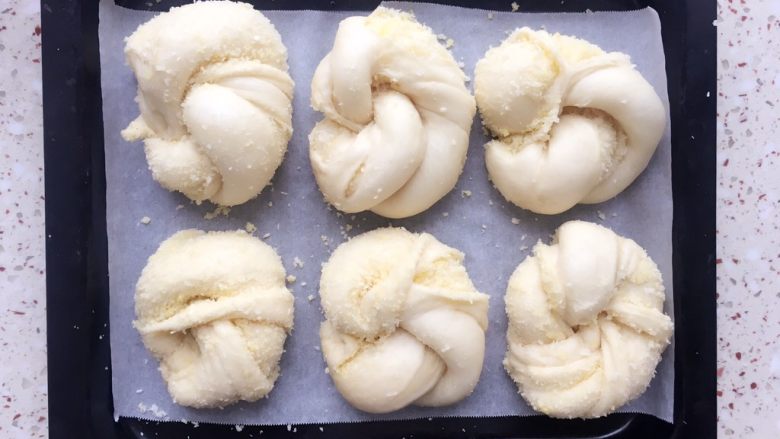 椰蓉面包,摆放烤盘上，放室温第二次发酵至2倍左右大小；