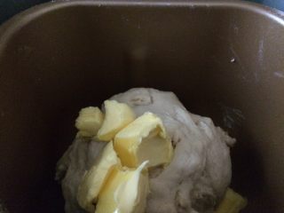 蜂蜜小面包,一个揉面程序结束后，加入室温软化的黄油继续柔美13分钟