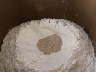 蜂蜜小面包,酵母粉放在面粉最上面，开启揉面程序，揉面20分钟