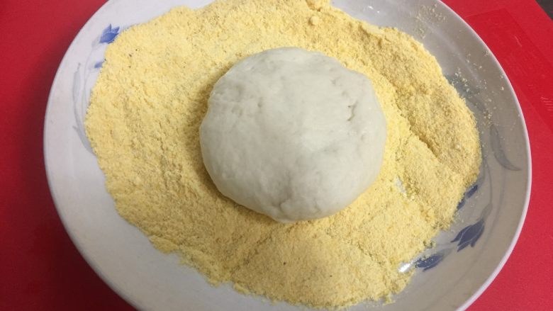 英式车轮饼 麦满分,放入玉米粉中两面都裹上玉米粉