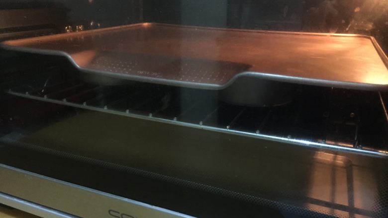 英式车轮饼 麦满分,烤箱预热180度，预热好之后放入模具，上面盖一个重的烤盘。烤制17分钟