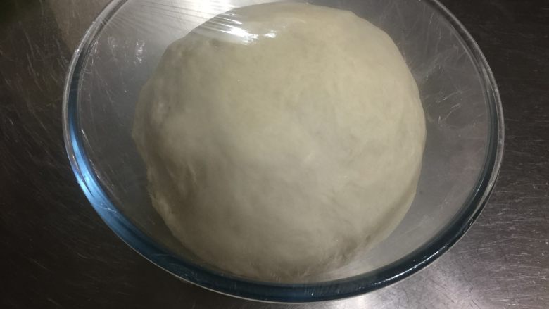 英式车轮饼 麦满分, 面包揉圆后放入盆中，放温暖处发酵至2倍大，我用了大约50分钟