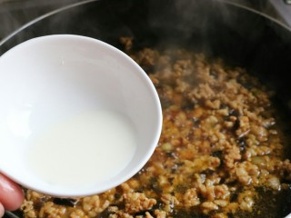 肉末蒸豆腐,煮沸后勾入芡粉，使其变得粘稠后关火
