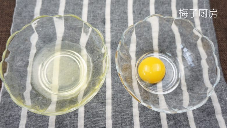 蛋黄千层酥,鸡蛋蛋清和蛋黄分离。