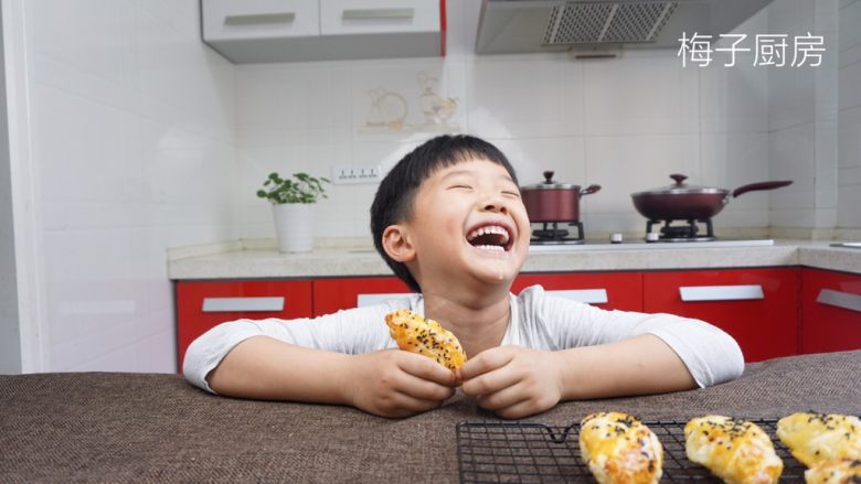 蛋黄千层酥,来一张赫赫小厨的特写：“哈哈哈哈，麻麻拍个照片太麻烦了，终于等到可以开吃了！”