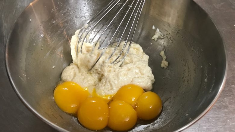 浓郁榴莲蛋糕卷,用蛋抽搅拌均匀后倒入所有的蛋黄
