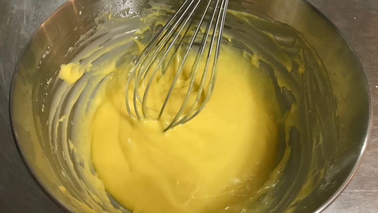 浓郁榴莲蛋糕卷,不要划圈的搅拌,蛋黄糊就做好了