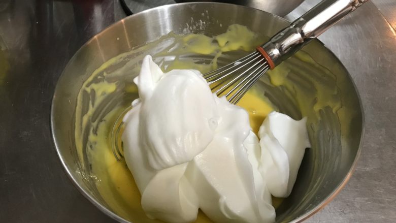 浓郁榴莲蛋糕卷,取三分之一蛋白霜倒入蛋黄糊中

