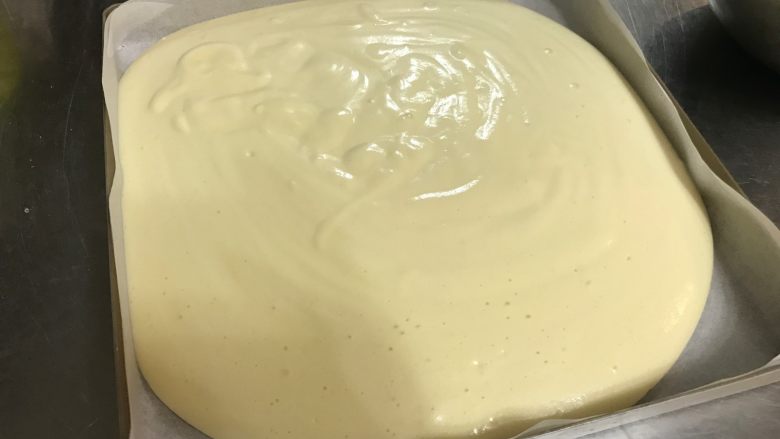 浓郁榴莲蛋糕卷,准备好垫了烤盘的油纸
垂直40厘米倒入垫了油纸的烤盘中

