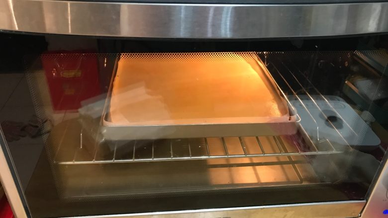 浓郁榴莲蛋糕卷,放入烤箱180度烤25分钟,最后2分钟热风(如果有热风功能的话)

