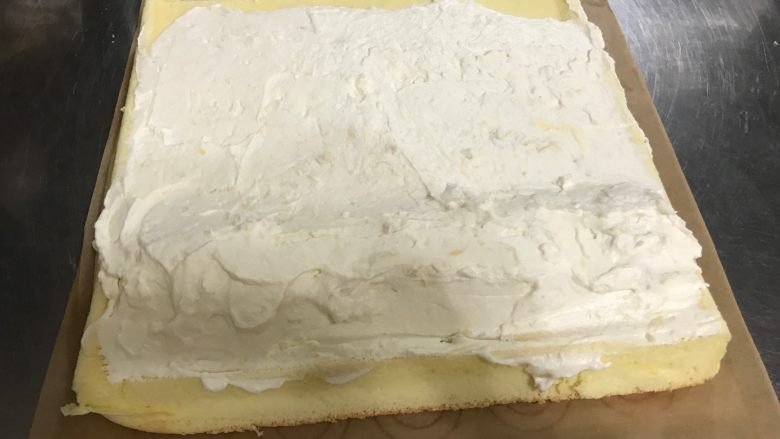 浓郁榴莲蛋糕卷,简单混合均匀即可
蛋糕的两边斜切掉边角料

