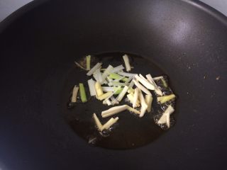 锅塌豆腐,不需要洗过，直接倒入葱姜蒜爆香
