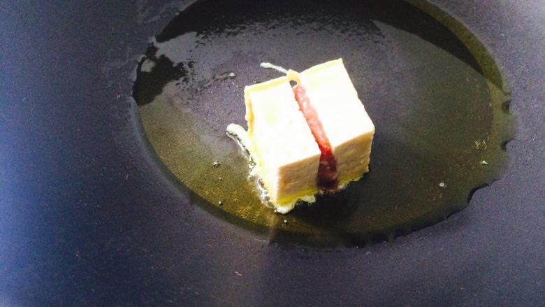 锅塌豆腐,油8成热时，转小火，逐个放入，每个面都要煎黄