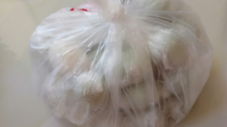 自制流油咸鸭蛋（15天）,做好的咸鸭蛋用塑料袋装起来，一定要完全密封，保证没有空气，放在阴凉通风处
