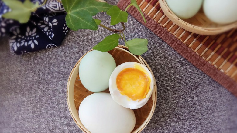自制流油咸鸭蛋（15天）,腌制好的咸鸭蛋煮不完不能洗，洗了就会坏，可以放冰箱保存