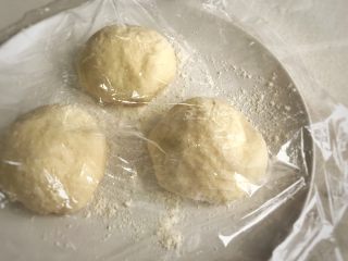 天然酵母口袋麵包,然後將發酵好的面團均分成5份，每份大概90克（只拍了3個面團）。蓋上保鮮膜，放到冰箱冷藏過夜。