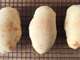 天然酵母口袋麵包,麵包取出來放涼，繼續烘烤剩下的面團，我好像烤得有點過了😛