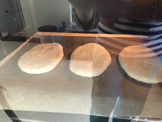 天然酵母口袋麵包,烤箱預熱好以後，連同烘焙紙一起挪到烘焙石板上烘烤