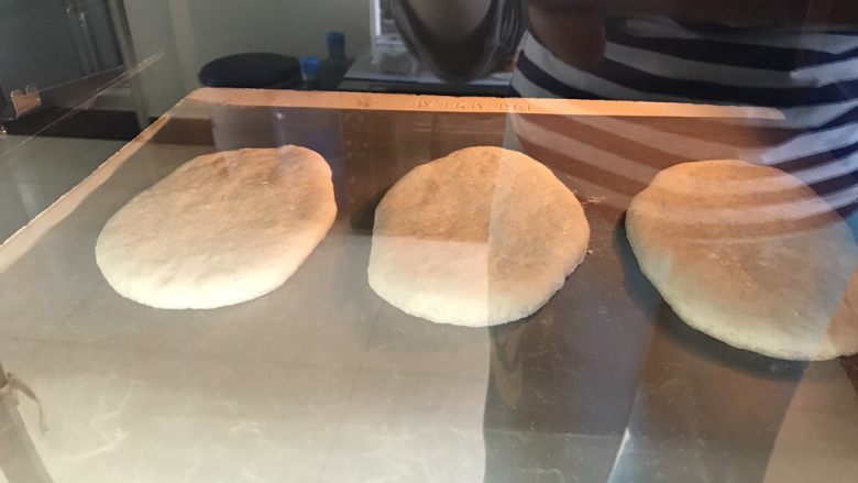 天然酵母口袋麵包,烤箱預熱好以後，連同烘焙紙一起挪到烘焙石板上烘烤