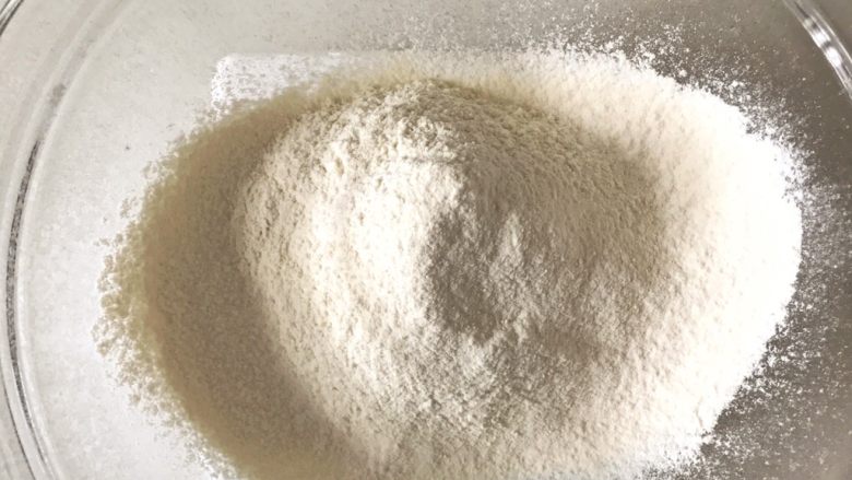 天然酵母口袋麵包,用一個乾淨的盆將麵粉篩入