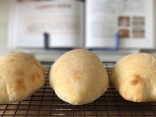 天然酵母口袋麵包,放涼後的口袋麵包可能會瘪掉一點，這都屬於正常情況。