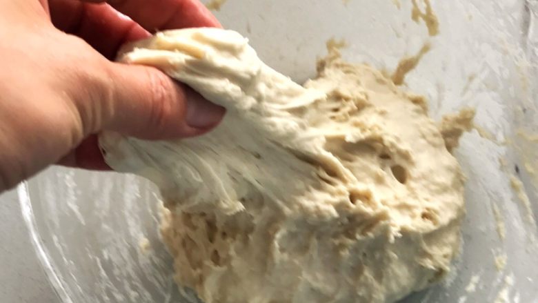 天然酵母口袋麵包,折疊法如圖：首先指尖沾一點水，不要太多，然後把麵粉撐起來一個角折疊下去