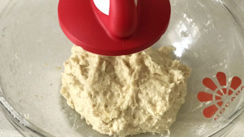 天然酵母口袋麵包,加蓋，室溫（22～25度）下發酵90分鐘。口袋麵包採用的是折疊法，分別在第30、第50和第70分鐘時折疊，一共折疊三次。