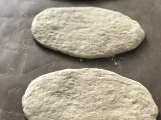 天然酵母口袋麵包,放在烘焙紙上靜置15分鐘。