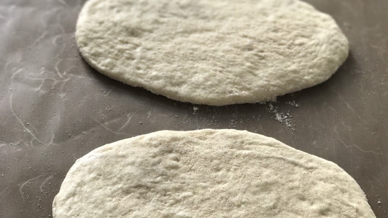 天然酵母口袋麵包,放在烘焙紙上靜置15分鐘。