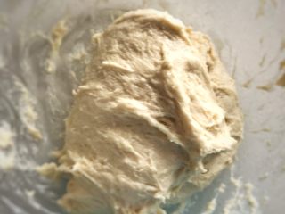 天然酵母口袋麵包,每次折疊3－5下就可以，切記⋯⋯不要把麵團抻斷。
