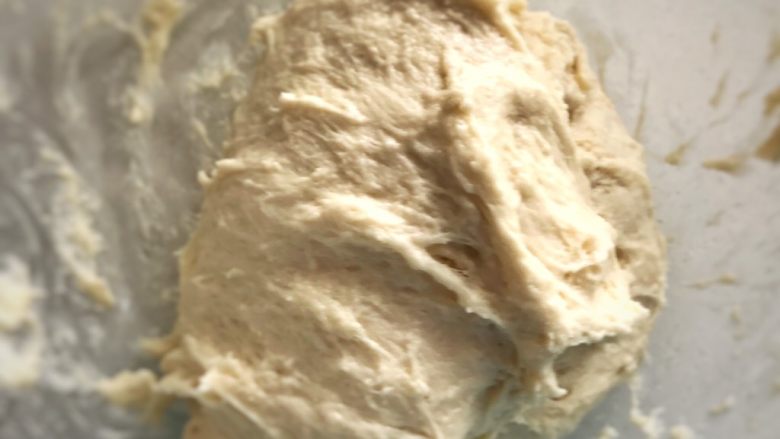 天然酵母口袋麵包,每次折疊3－5下就可以，切記⋯⋯不要把麵團抻斷。