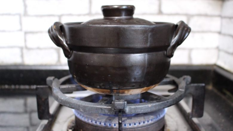 肥牛窝蛋砂锅,盖上锅盖，上锅焖5，6分钟。离火先不要揭盖，再焖一会