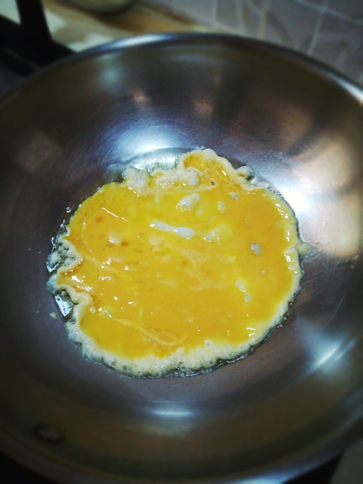 胡萝卜炒蛋,起油锅，放蛋液炒散盛出。