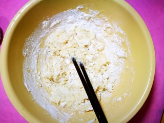 简易版老婆饼,水油皮，把中筋面粉，糖，猪油混合，最后加沸水，用筷子快速搅拌均匀，注意一定是沸水，这样才能把面粉烫熟，起到烫面效果。