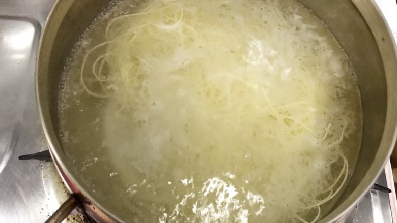 五彩时蔬培根炒面,另用一个小锅做水，提前把面煮好。