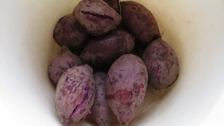紫薯蛋黄酥,紫薯洗净用微波炉米饭键15分钟即可熟透，如果没有微波炉建议蒸熟，这样水分少不用再炒制。