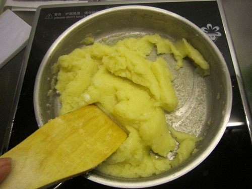 #不一样的泡芙#奶油泡芙,用木勺快速搅拌，使面粉和水完全混合在一起使之完全糊化