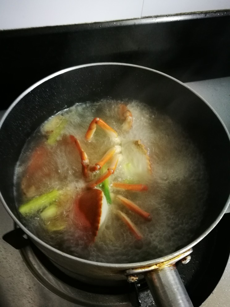 青蟹汤,大火煮，青蟹变红