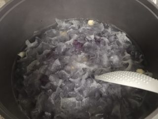 紫薯银耳汤,用勺子不断搅拌