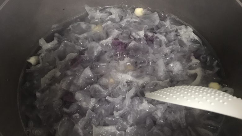 紫薯银耳汤,用勺子不断搅拌