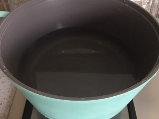 紫薯银耳汤,炖锅内烧水