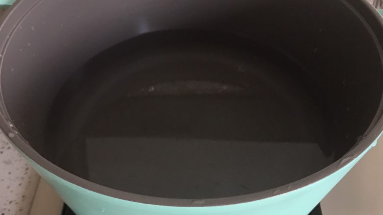 紫薯银耳汤,炖锅内烧水