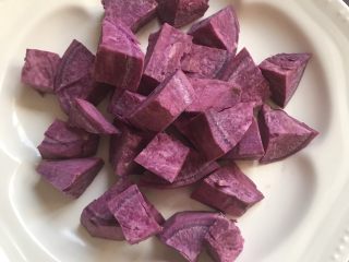 紫薯银耳汤,紫薯削皮，切块备用