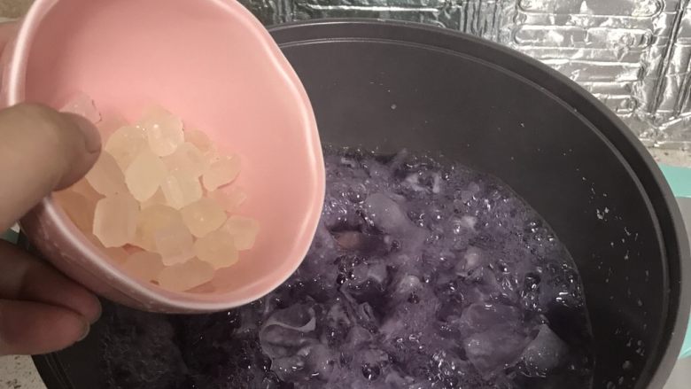 紫薯银耳汤,最后，待紫薯煮化，汤呈紫色后，加入冰糖