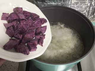 紫薯银耳汤,银耳粘稠后，揭盖下入紫薯