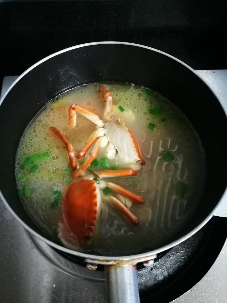 青蟹汤,煮好收火撒葱花